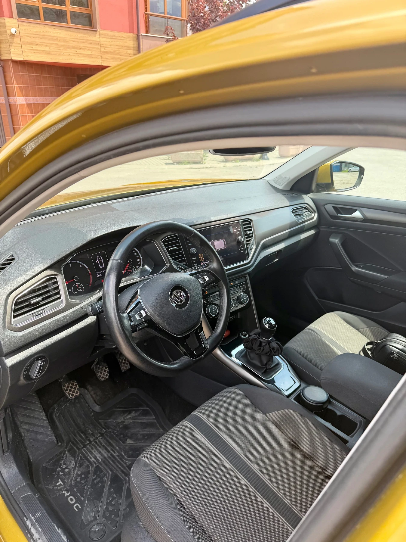 VW T-Roc, снимка 6 - Автомобили и джипове - 54621417