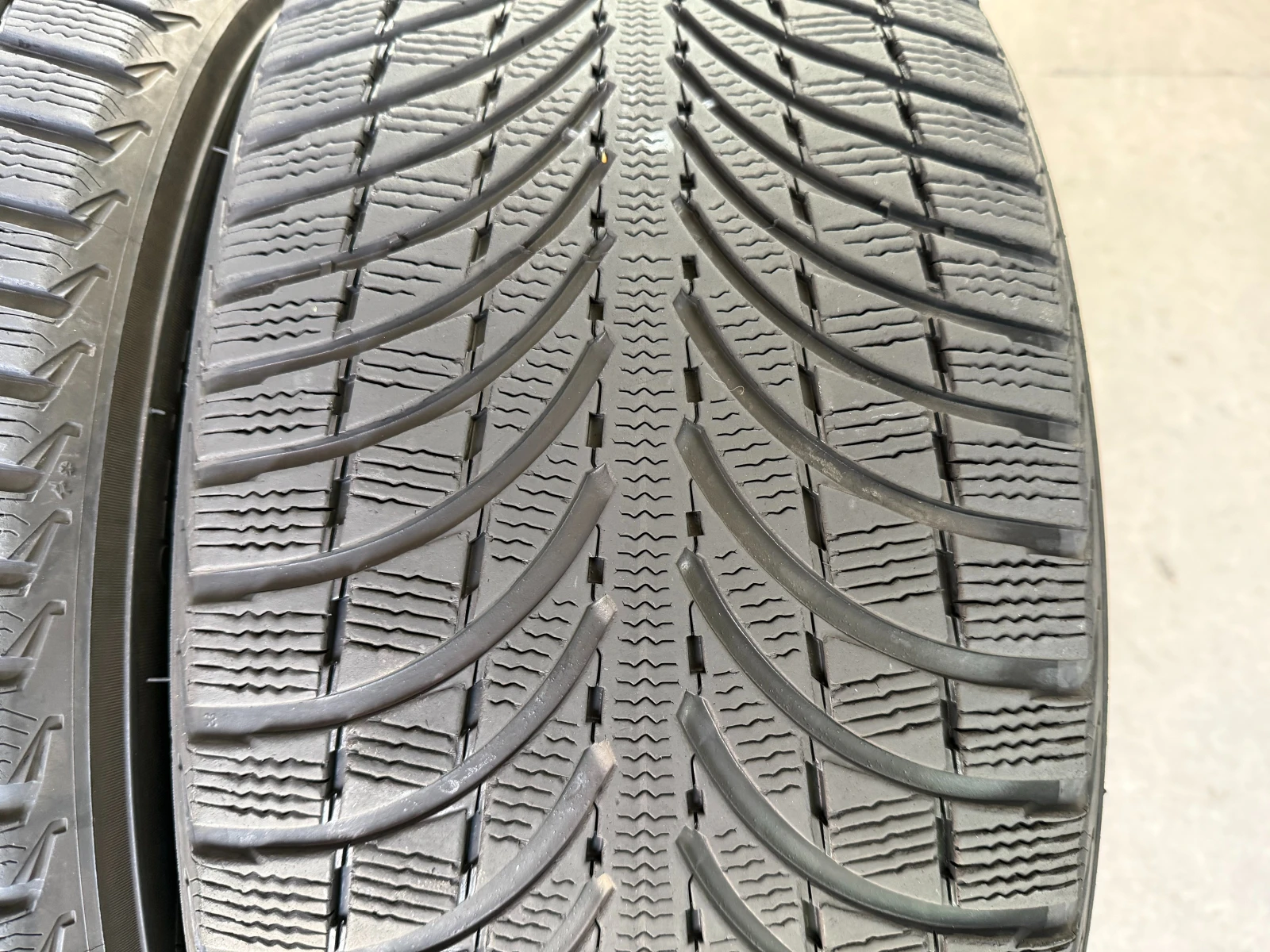 Гуми Зимни 255/45R20, снимка 3 - Гуми и джанти - 55686679