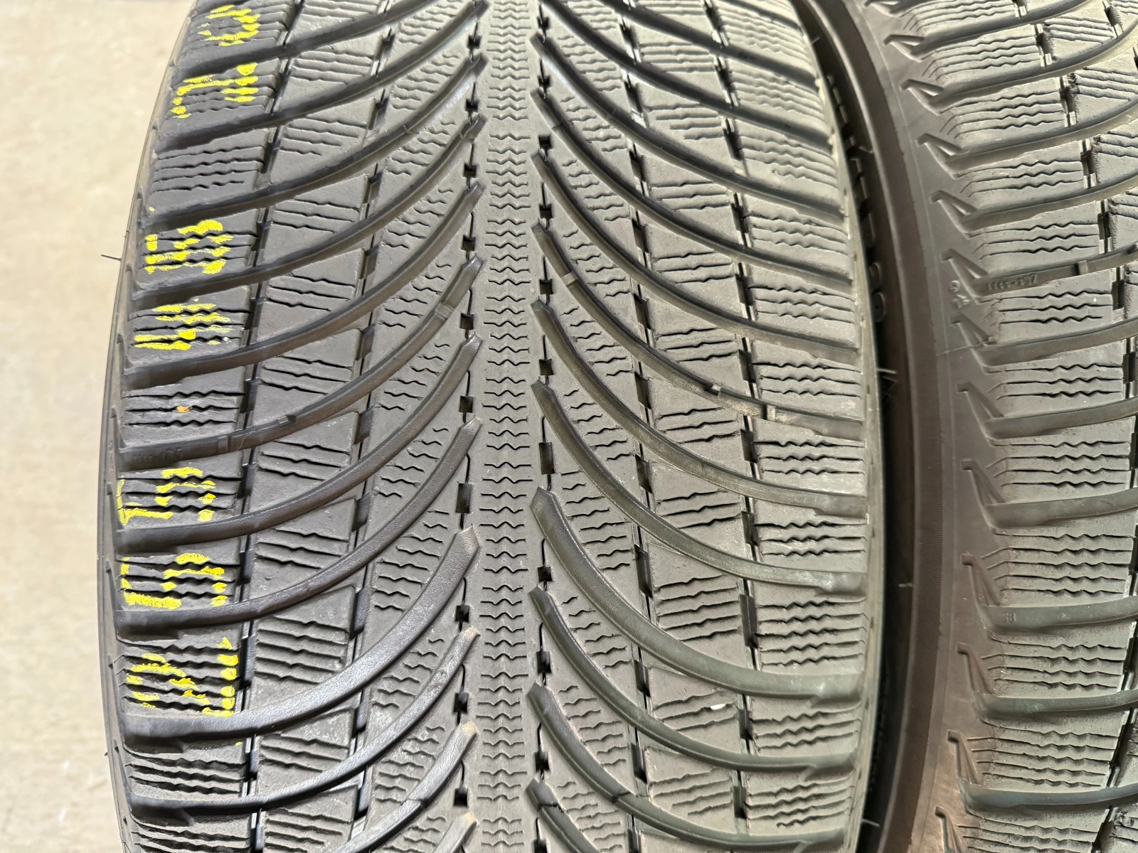 Гуми Зимни 255/45R20, снимка 2 - Гуми и джанти - 55686679