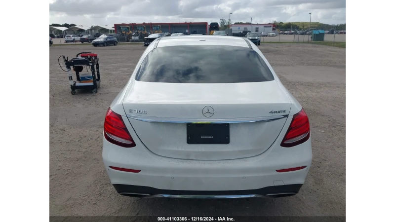 Mercedes-Benz E 300 4MATIC* BURMESTER* ПЪЛНА СЕРВИЗНА ИСТОРИЯ, снимка 5 - Автомобили и джипове - 48629946