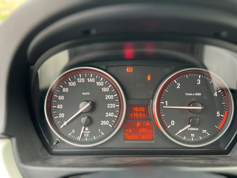 BMW 320 KEYLESS/GO * КОЖА * НАВИГАЦИЯ * АВТОМАТИК * УНИКАТ, снимка 14 - Автомобили и джипове - 52399725