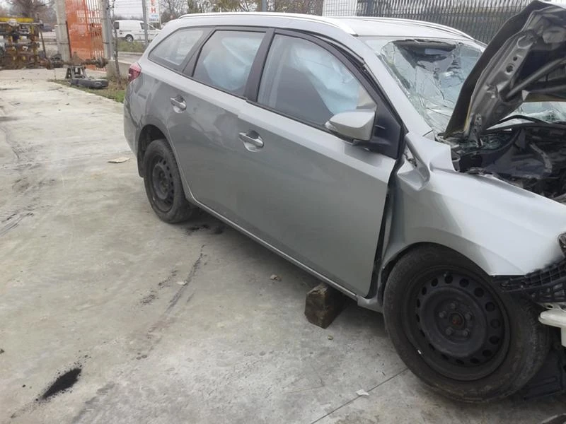 Toyota Auris 1.6vvti, снимка 11 - Автомобили и джипове - 34848945