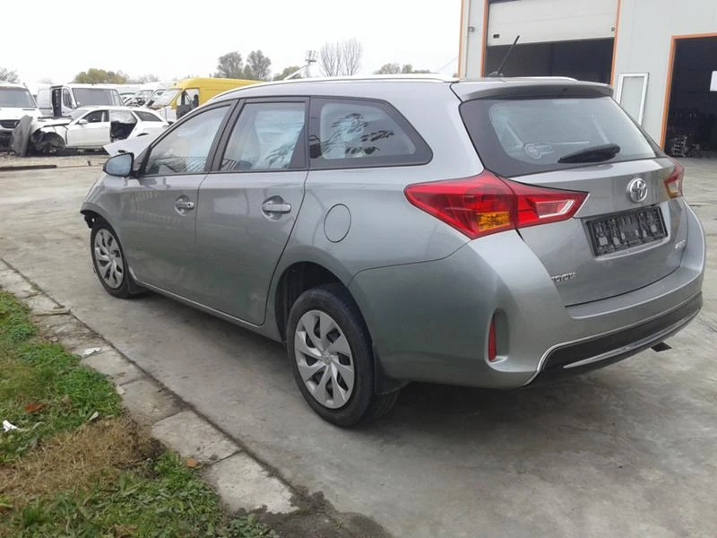 Toyota Auris 1.6vvti, снимка 3 - Автомобили и джипове - 34848945