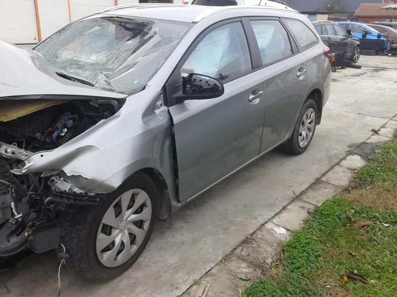 Toyota Auris 1.6vvti, снимка 8 - Автомобили и джипове - 34848945