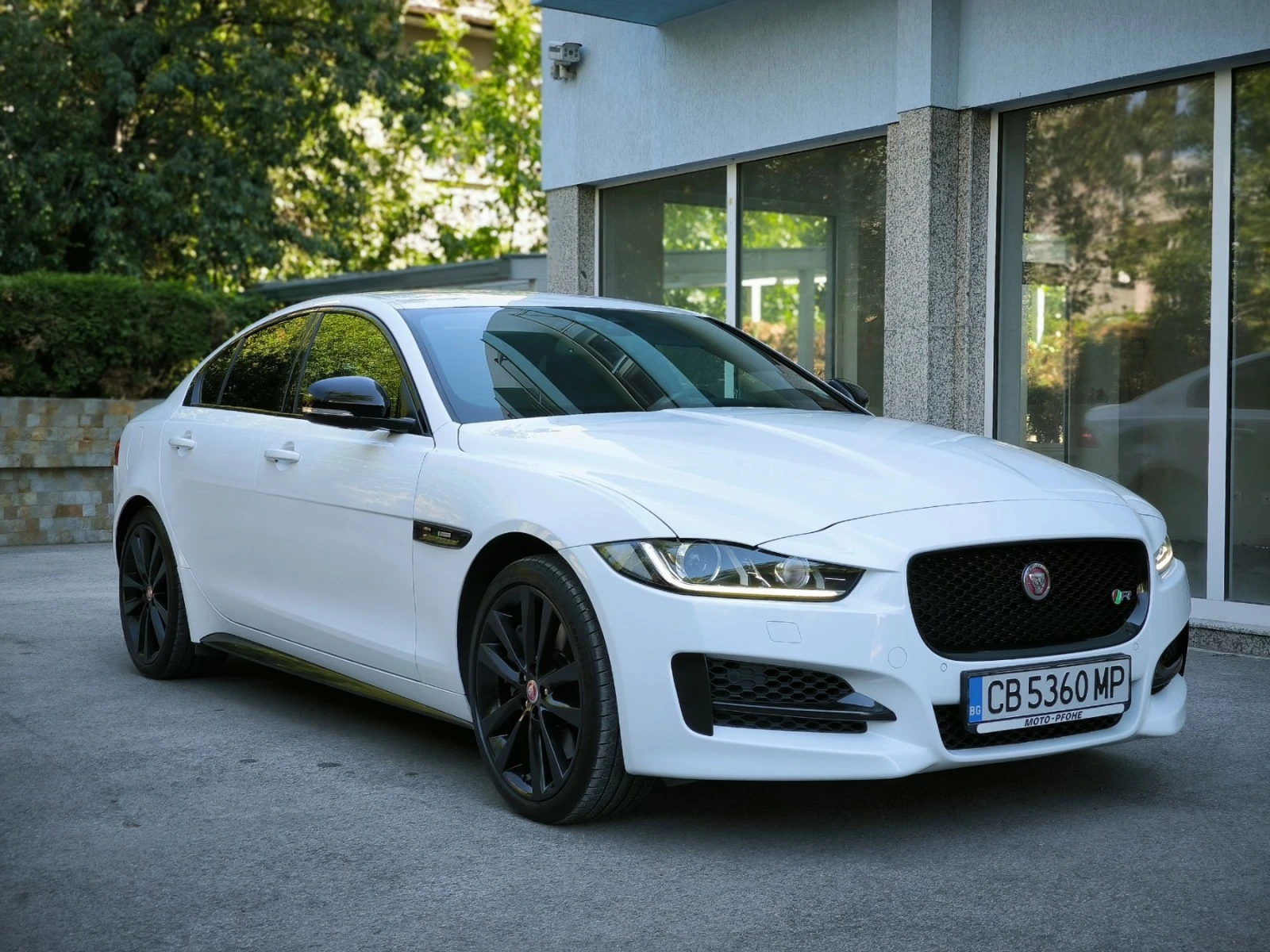 Jaguar XE R-Dynamic 2.0T P300i AWD 1г. Гаранция - изображение 2