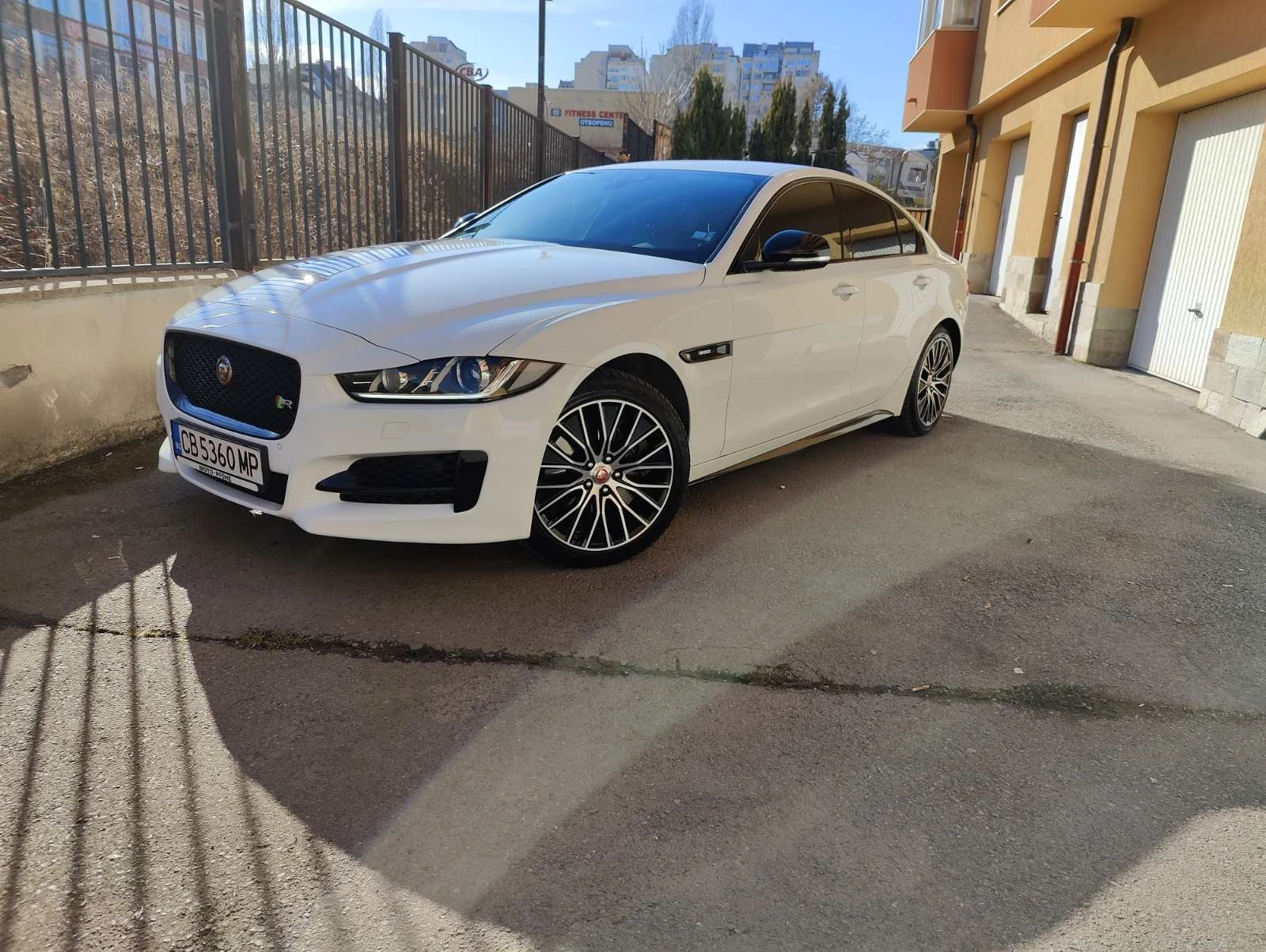 Jaguar XE R-Dynamic 2.0T P300i AWD 1г. Гаранция - изображение 7