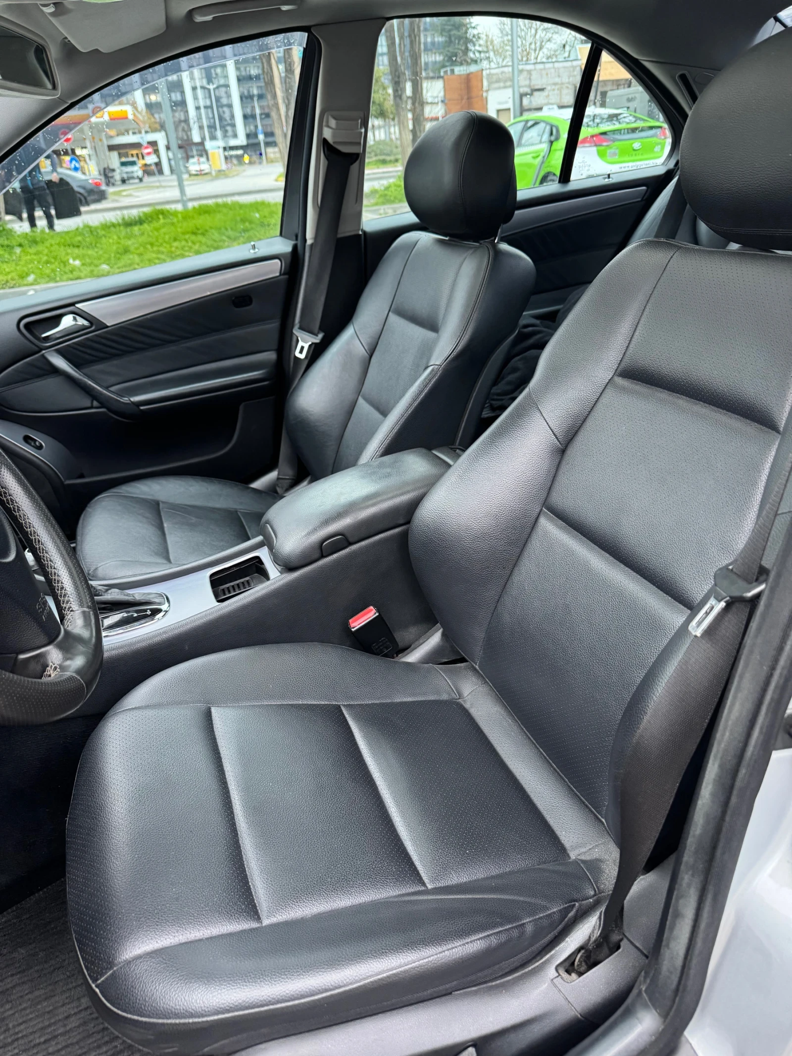 Mercedes-Benz C 350, снимка 4 - Автомобили и джипове - 53979136