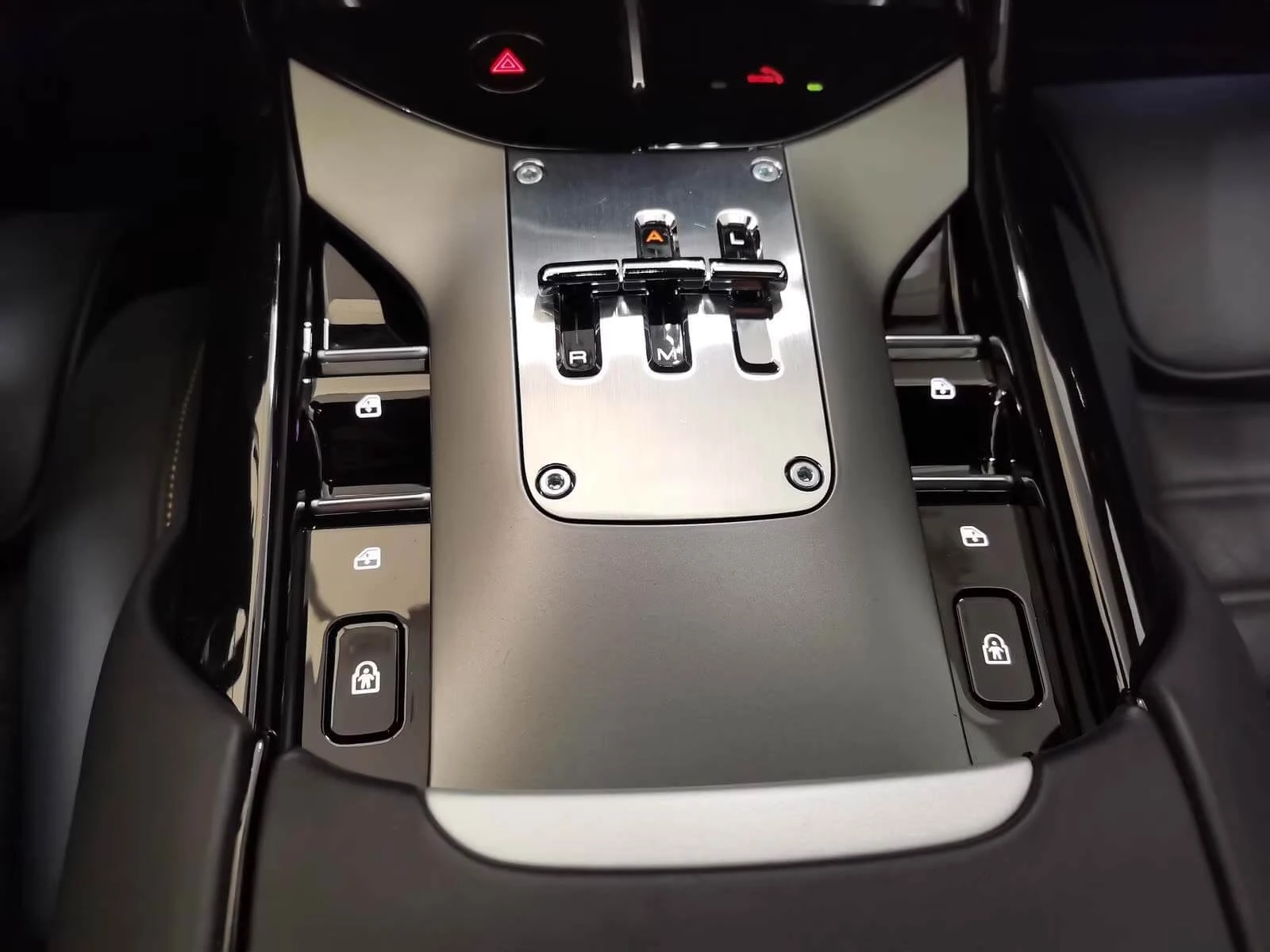 Ferrari Purosangue 6.5 V12/Lift/Камера 360/Massage/Matrix/, снимка 8 - Автомобили и джипове - 54101423