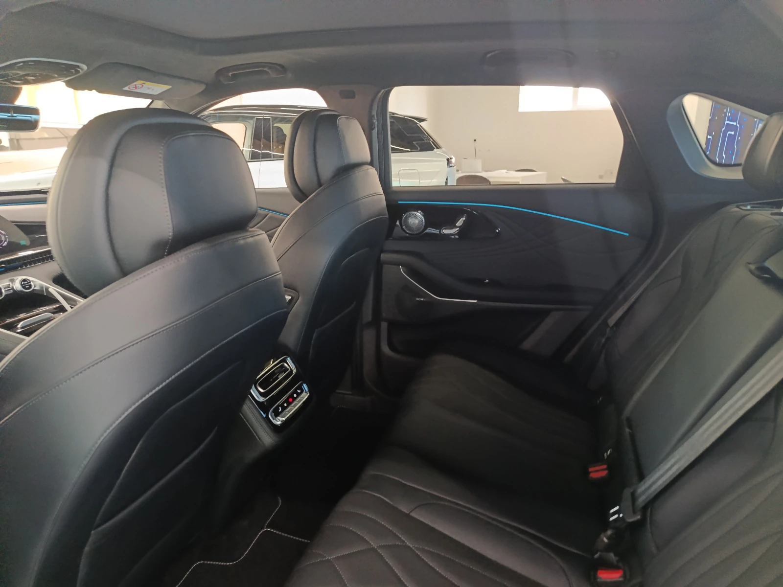 Omoda 9, снимка 11 - Автомобили и джипове - 55563031