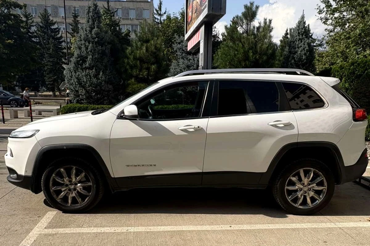 Jeep Cherokee, снимка 3 - Автомобили и джипове - 55978529