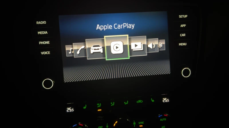 Skoda Octavia 1.6tdi Дистроник Топ състояние напълно обслужен, снимка 6 - Автомобили и джипове - 52282308