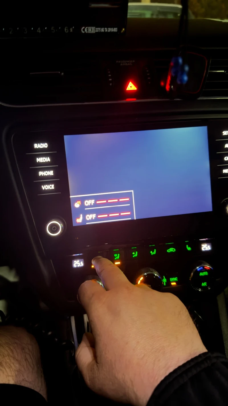 Skoda Octavia 1.6tdi Дистроник Топ състояние напълно обслужен, снимка 8 - Автомобили и джипове - 52282308