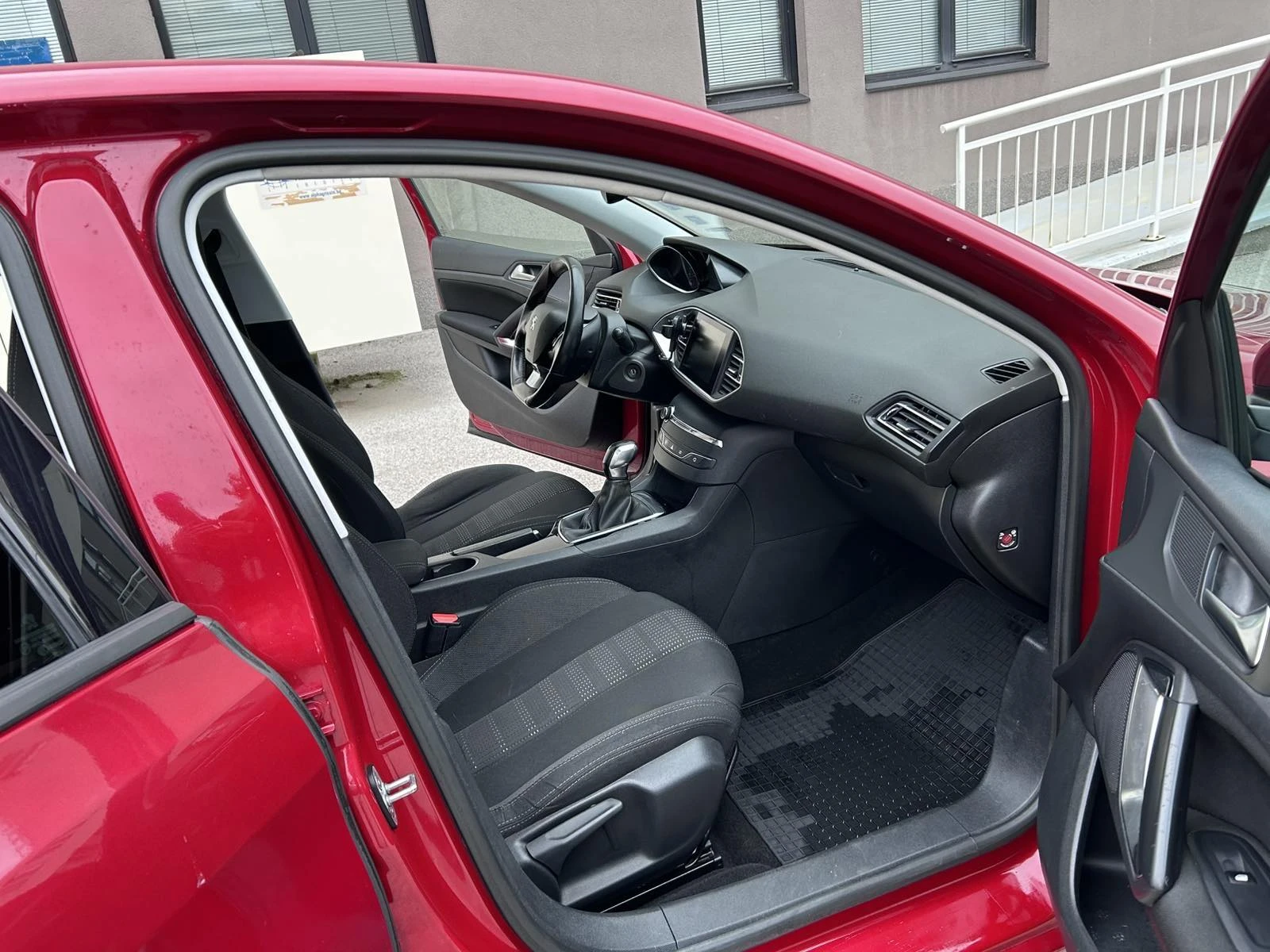 Peugeot 308 ACTIVE PURETECH ГАРАЖНA С ВСИЧКИ ЕКСТРИ , снимка 13 - Автомобили и джипове - 53752651