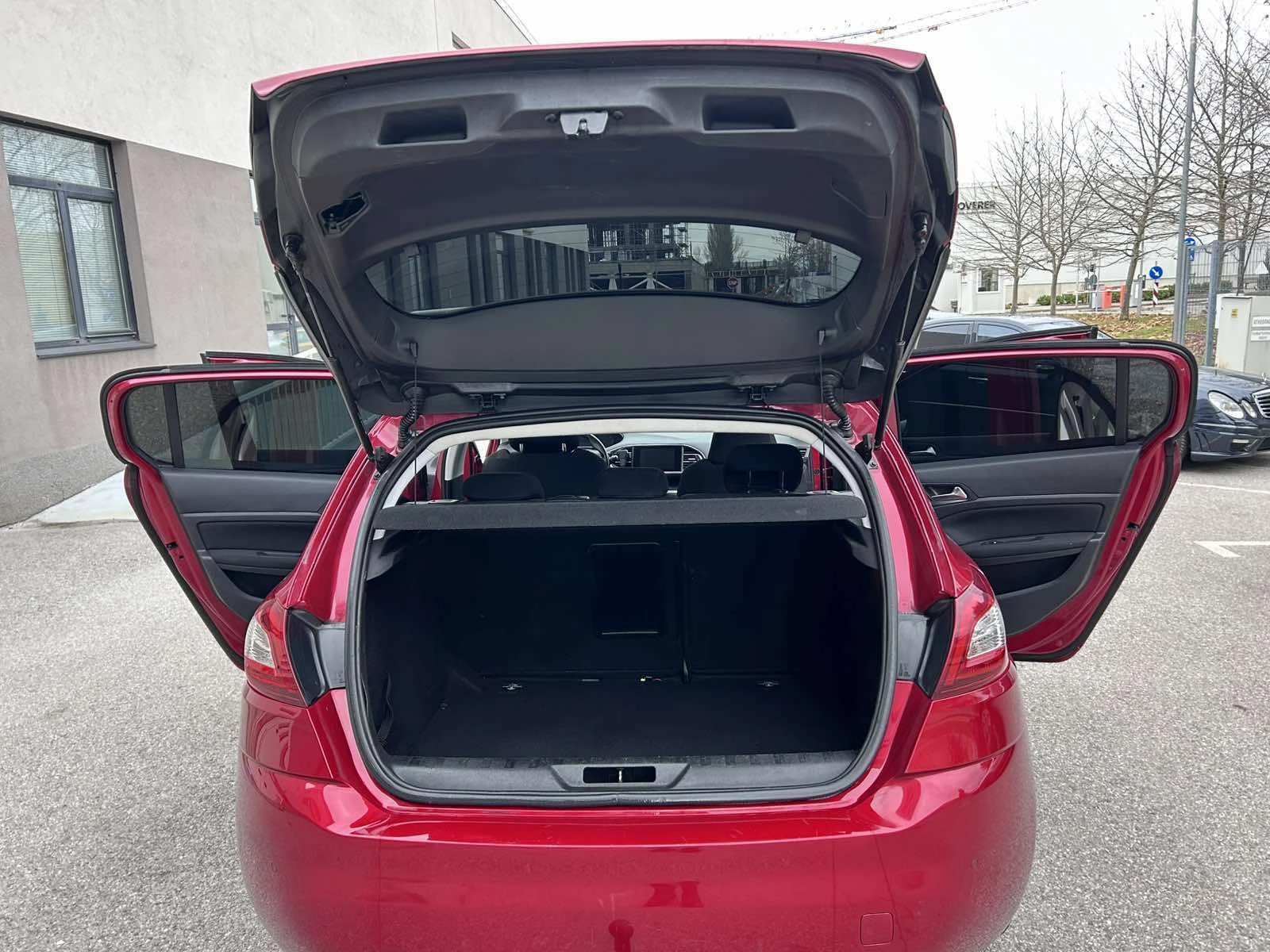 Peugeot 308 ACTIVE PURETECH ГАРАЖНA С ВСИЧКИ ЕКСТРИ , снимка 14 - Автомобили и джипове - 53752651