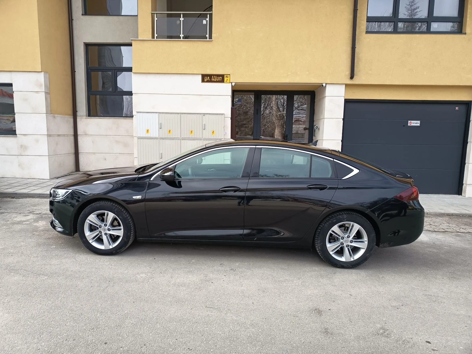 Opel Insignia Grand sport, снимка 4 - Автомобили и джипове - 54113404