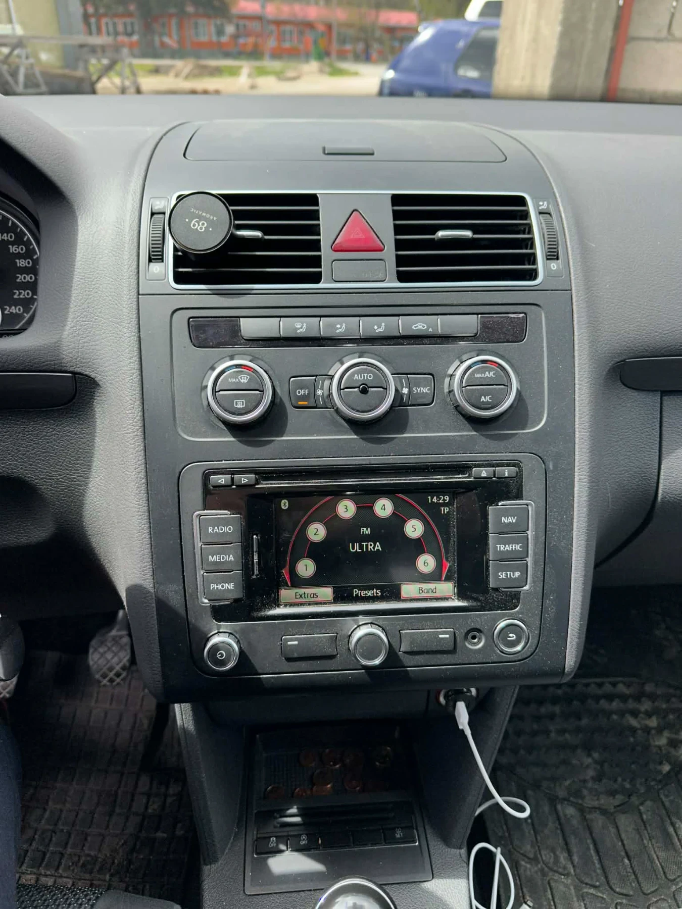 VW Touran, снимка 8 - Автомобили и джипове - 54397944