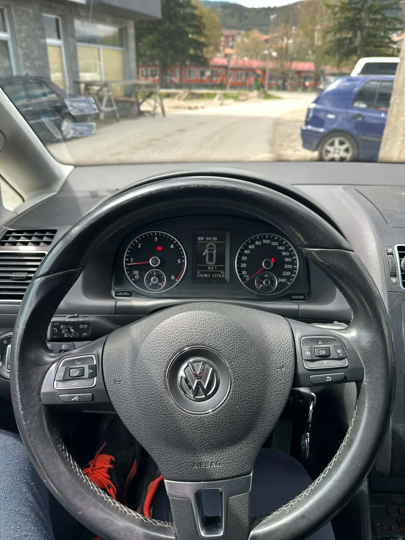 VW Touran, снимка 9 - Автомобили и джипове - 54397944