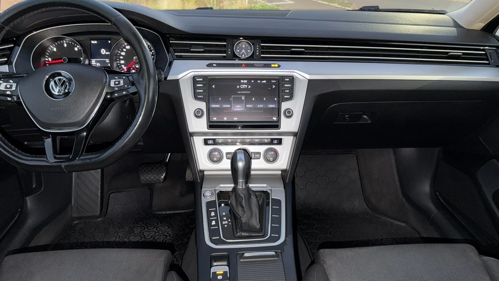 VW Passat 2.0 TDI, снимка 17 - Автомобили и джипове - 56251086