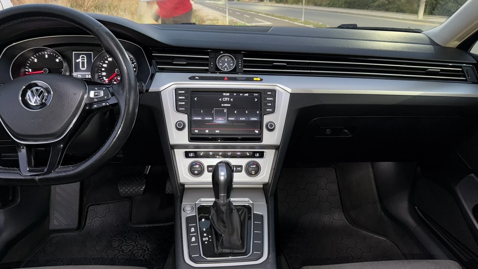 VW Passat 2.0 TDI, снимка 12 - Автомобили и джипове - 56251086