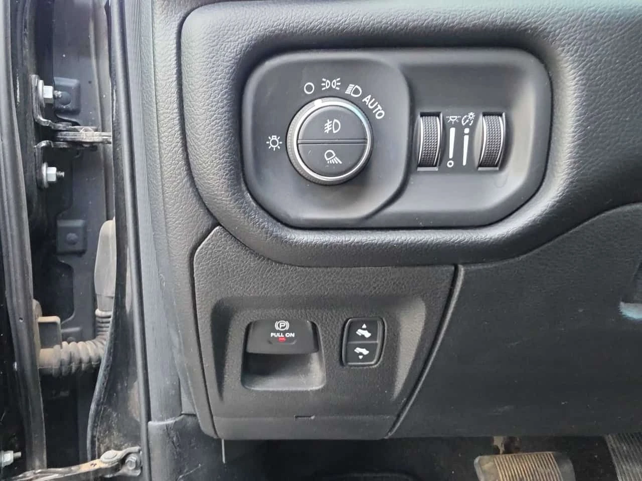 Dodge RAM 1500 LARAMIE * 360 КАМЕРА* ПОДГРЕВ* ОБДУХВАНЕ* , снимка 12 - Автомобили и джипове - 54123515