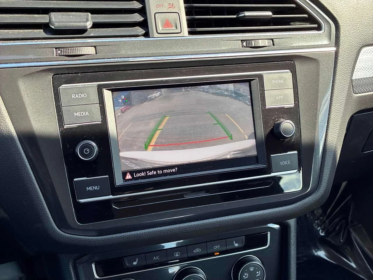 VW Tiguan Trendline /CARFAX/CAMERA/ПОДГРЕВИ, снимка 16 - Автомобили и джипове - 54528738