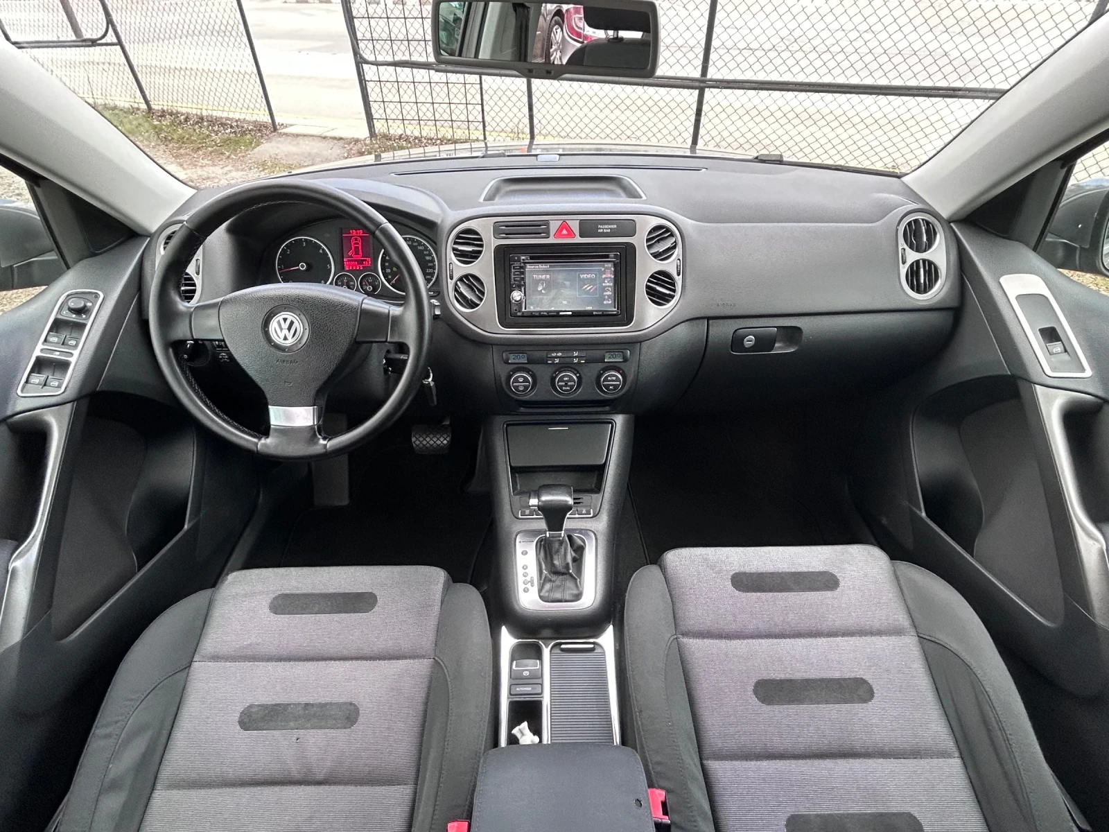 VW Tiguan 2.0 TDI / 4 MOTION-AUTOMATIC AISIN-PANORAMA-NAVI, снимка 10 - Автомобили и джипове - 56210833