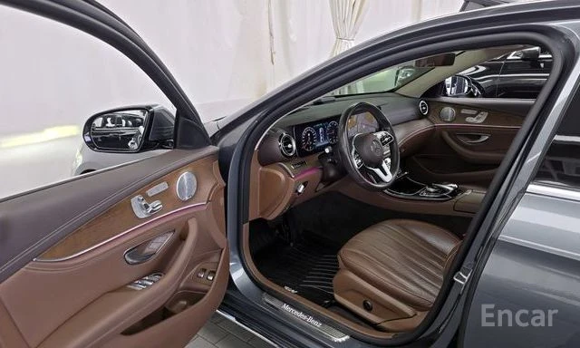 Mercedes-Benz E 300 e | ДИГИТАЛНО ТАБЛО | ОБДУХВАНЕ | 360 КАМЕРА | , снимка 8 - Автомобили и джипове - 54011173