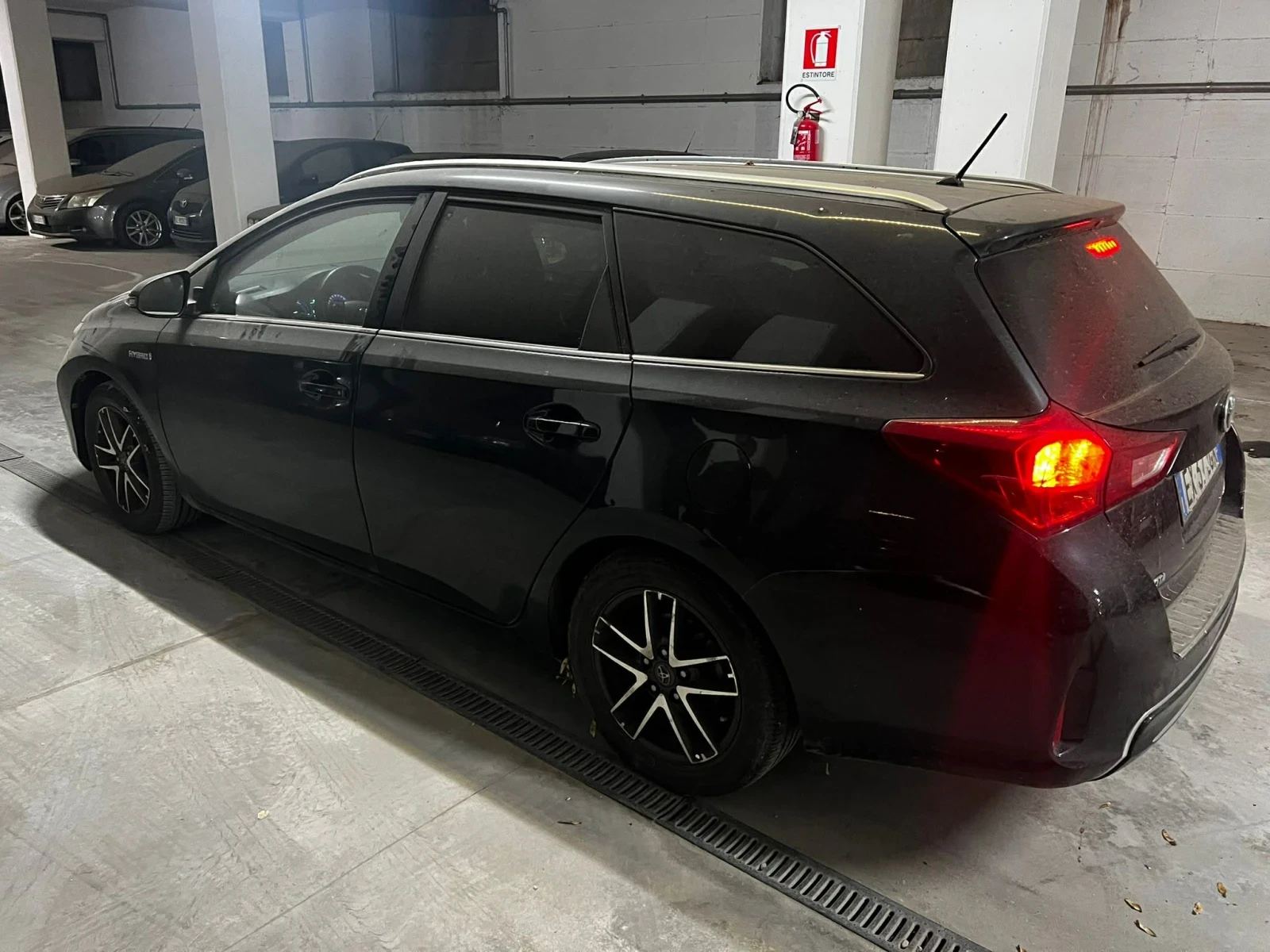 Toyota Auris 1.8 Hybrid - изображение 2