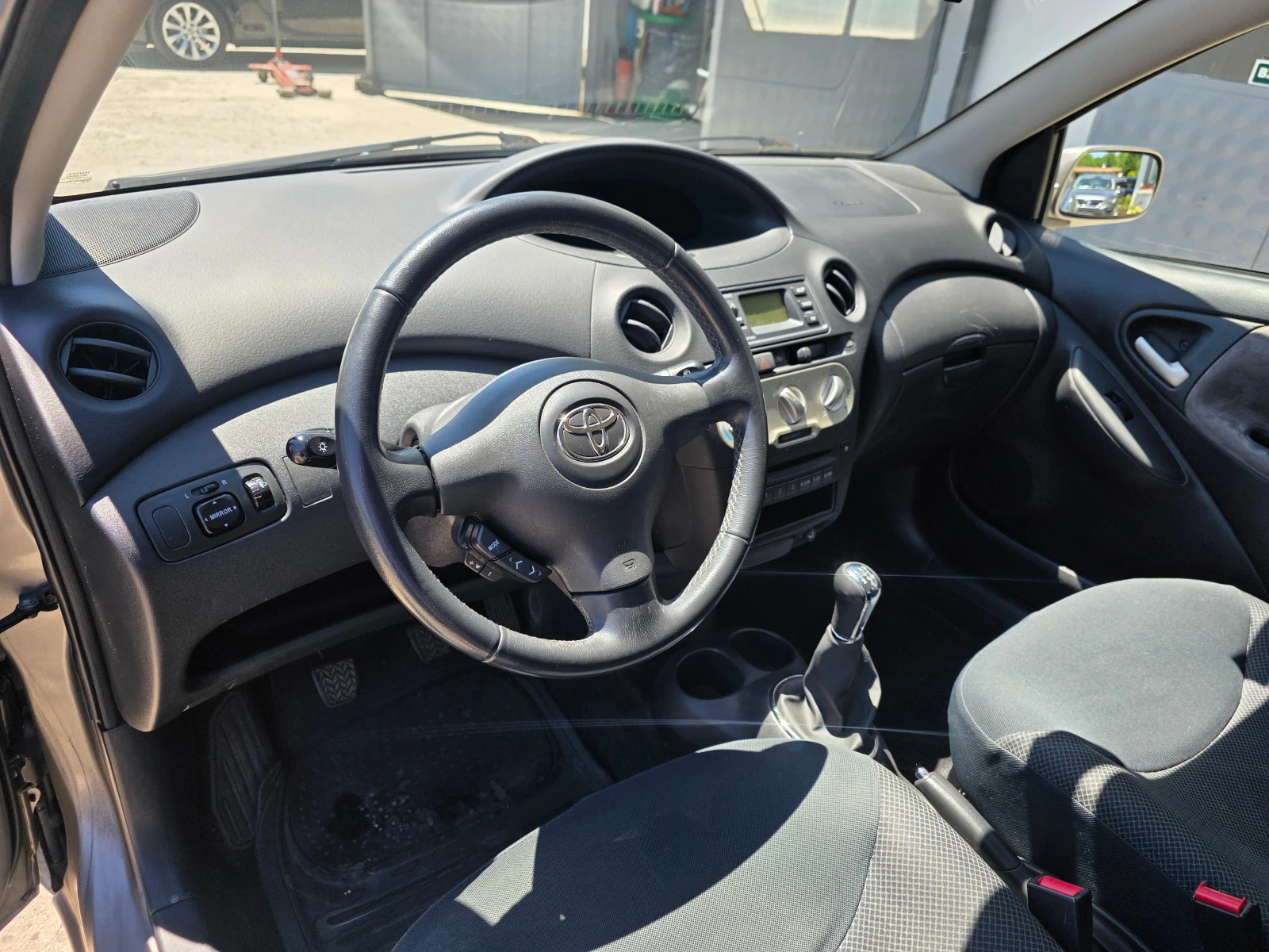 Toyota Yaris 1.0i 74000km!, снимка 12 - Автомобили и джипове - 54721771