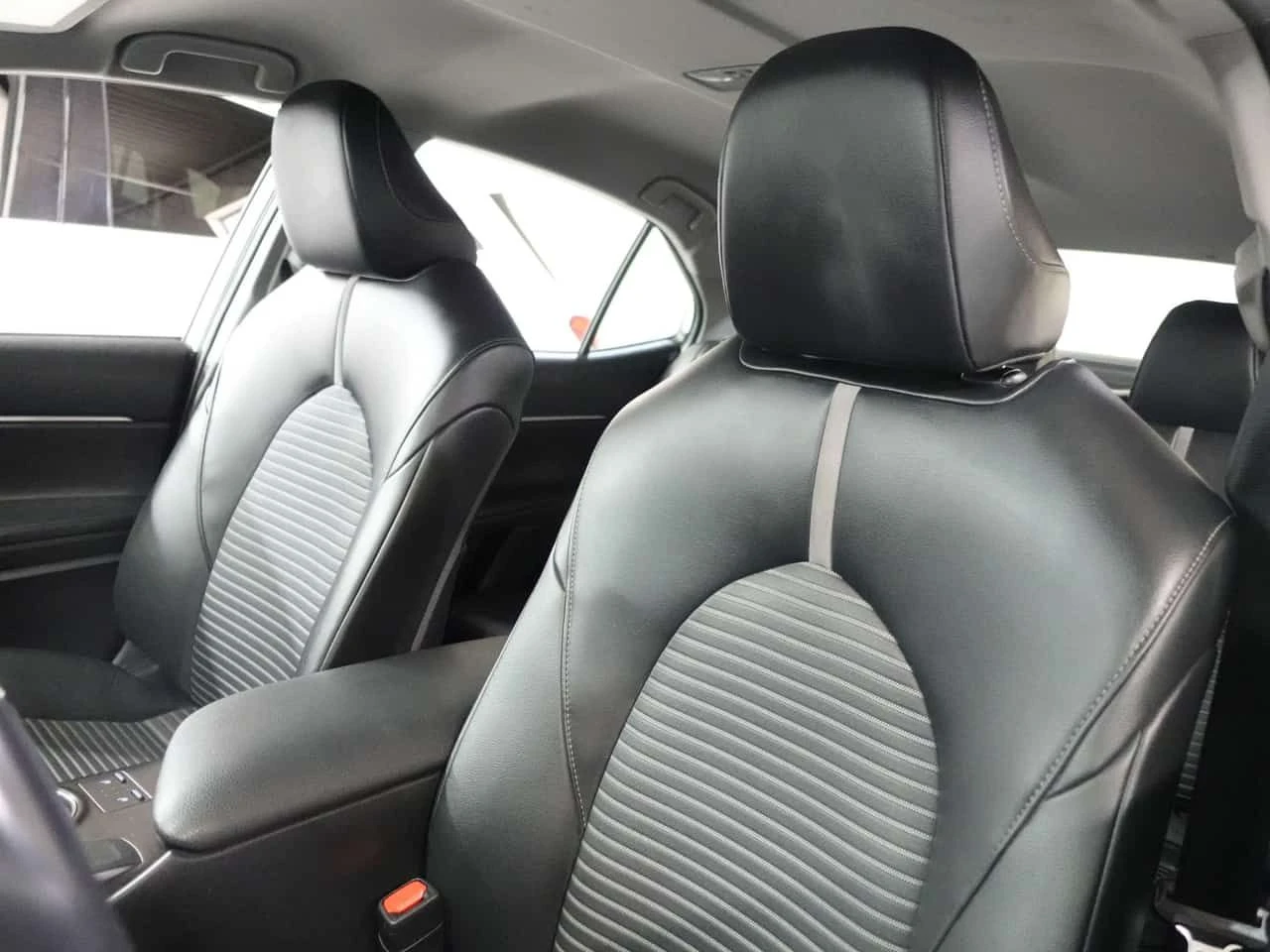 Toyota Camry * SE | Leather | LaneDep | Heated Seats | CarPlay , снимка 14 - Автомобили и джипове - 54830973