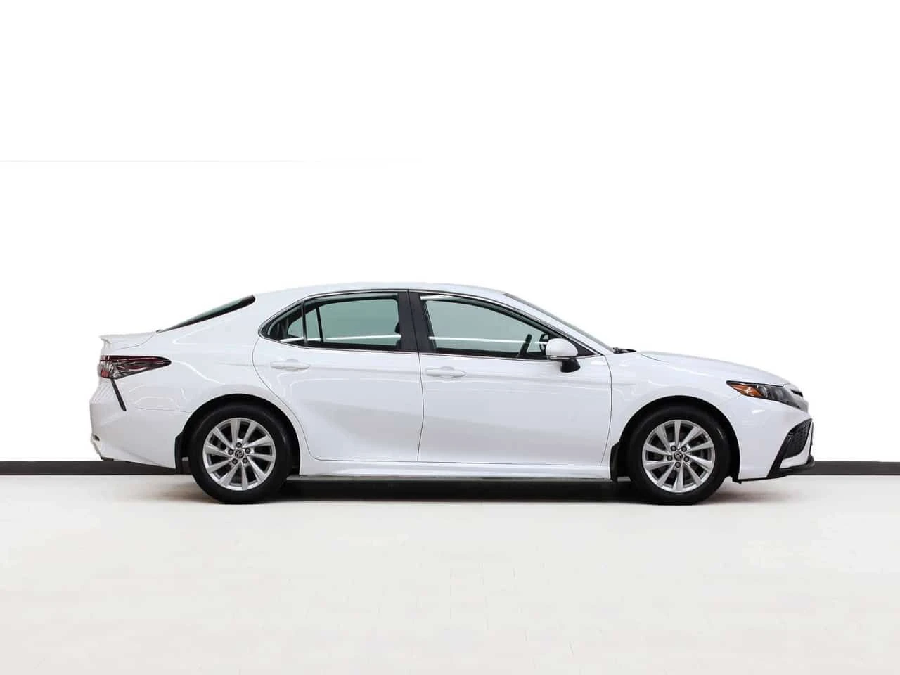 Toyota Camry * SE | Leather | LaneDep | Heated Seats | CarPlay , снимка 3 - Автомобили и джипове - 54830973