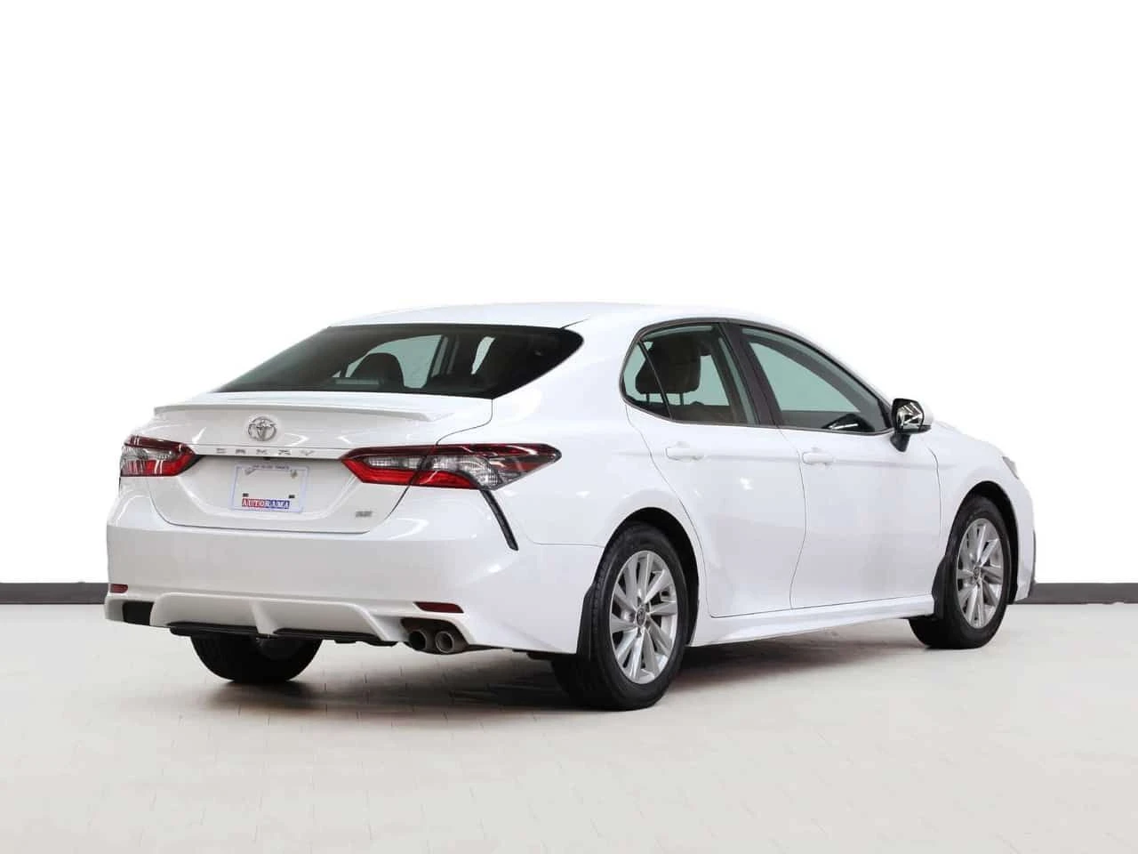 Toyota Camry * SE | Leather | LaneDep | Heated Seats | CarPlay , снимка 7 - Автомобили и джипове - 54830973