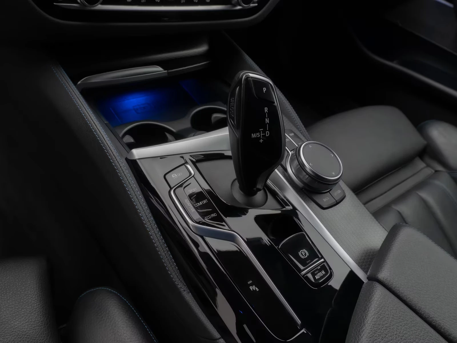 BMW 530 286HP/M SPORT/CAM/HUD/H&K/KLESS/748z, снимка 14 - Автомобили и джипове - 55661559