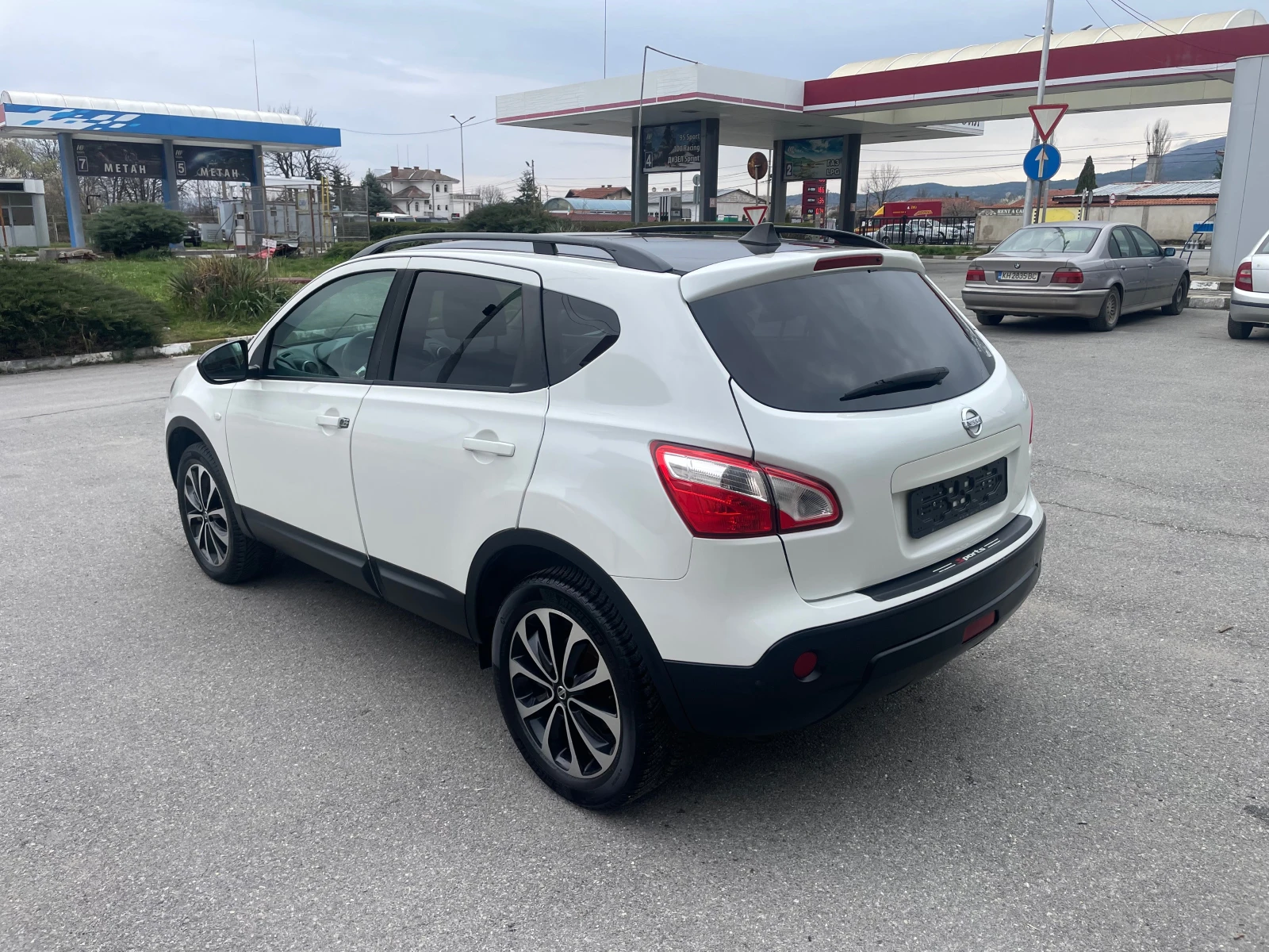 Nissan Qashqai, снимка 4 - Автомобили и джипове - 54046852
