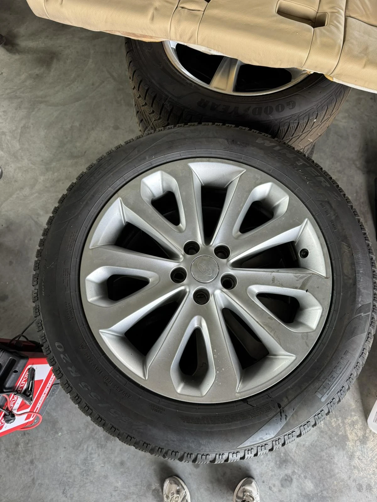 Гуми с джанти Pirelli 255/55R20