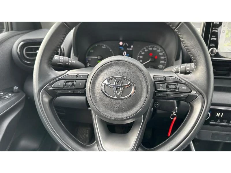 Toyota Yaris 1.5 HSD DYNAMIC, снимка 13 - Автомобили и джипове - 48891381