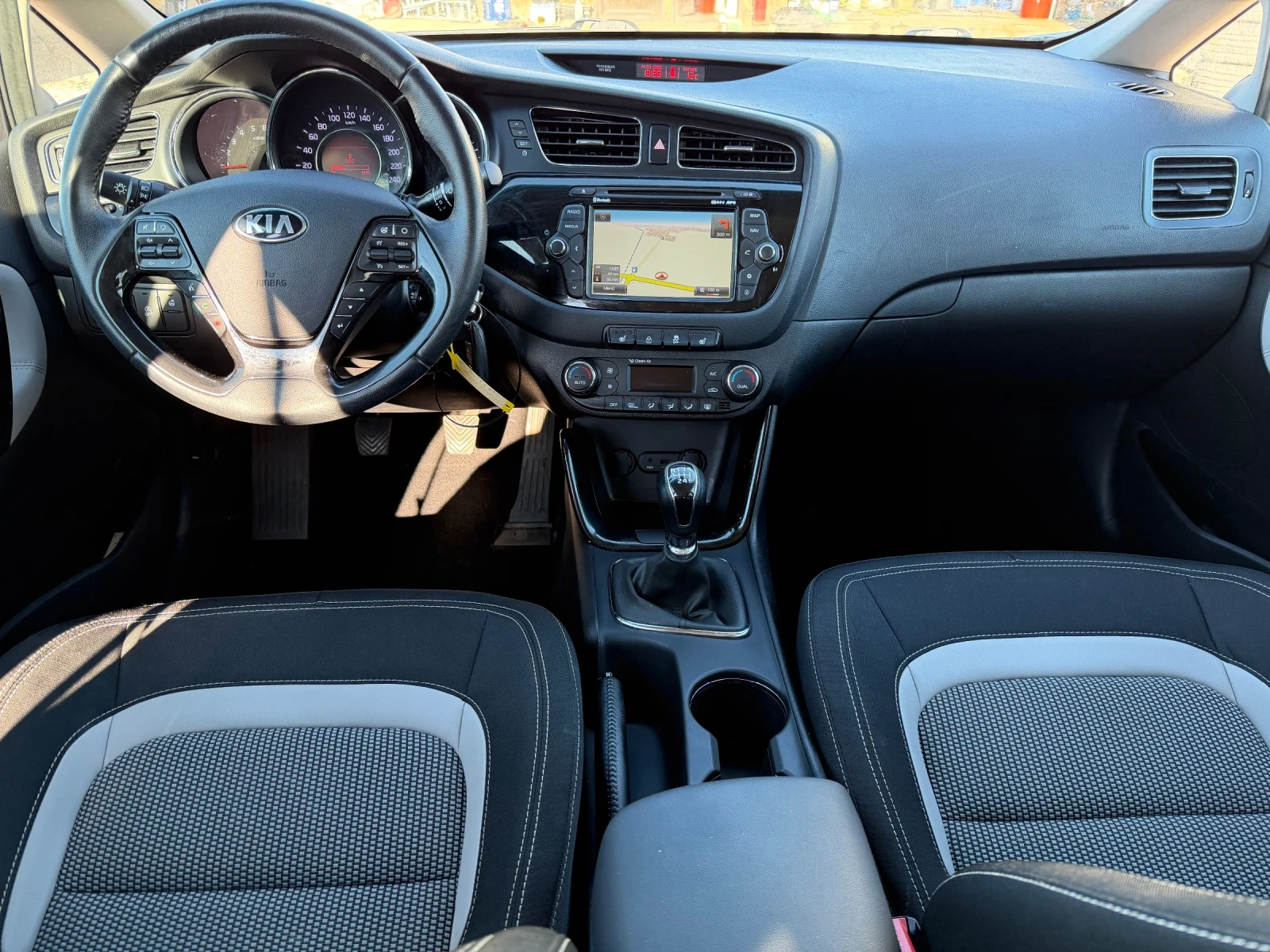 Kia Ceed 1.6CRDI. 128к.с Като нова!!! - изображение 9