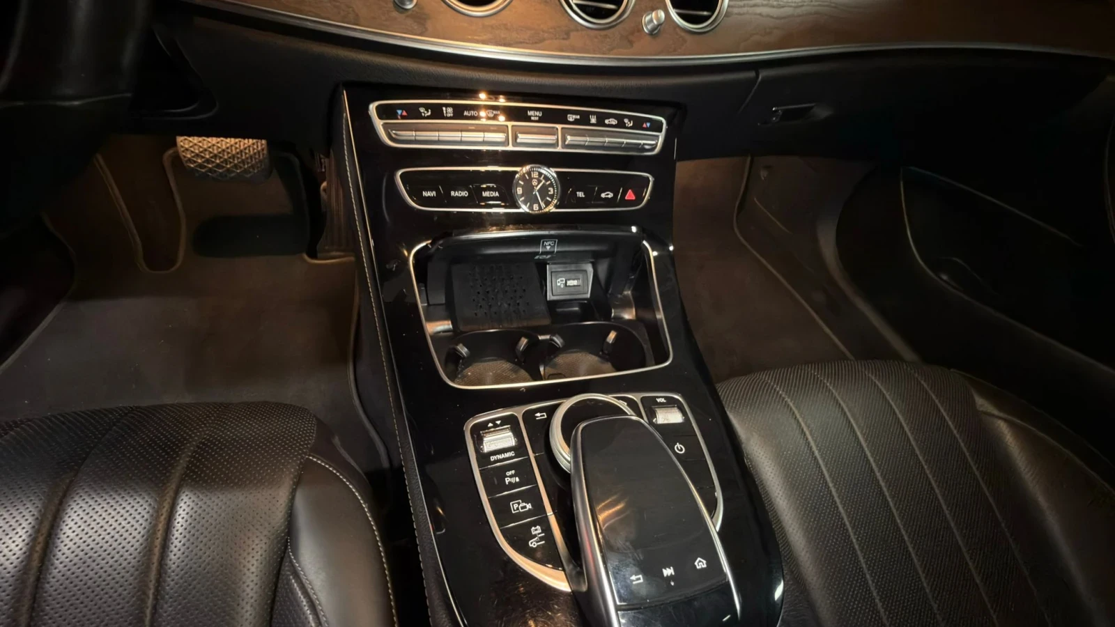 Mercedes-Benz E 300 4MATIC Exclusive Очакваме внос , снимка 12 - Автомобили и джипове - 54001739