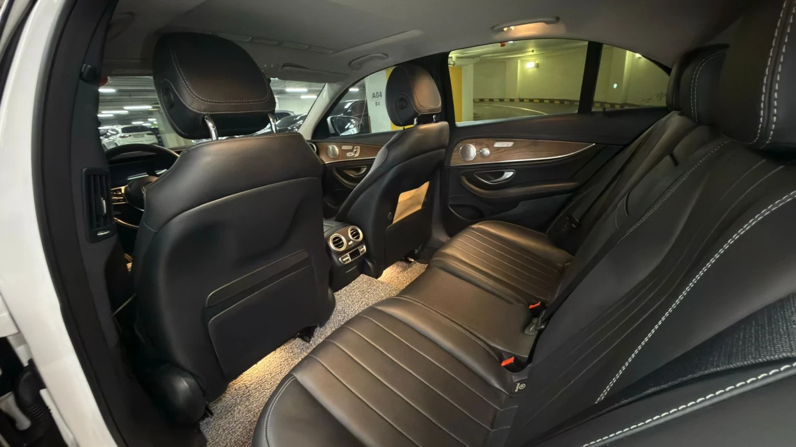 Mercedes-Benz E 300 4MATIC Exclusive Очакваме внос , снимка 16 - Автомобили и джипове - 54001739