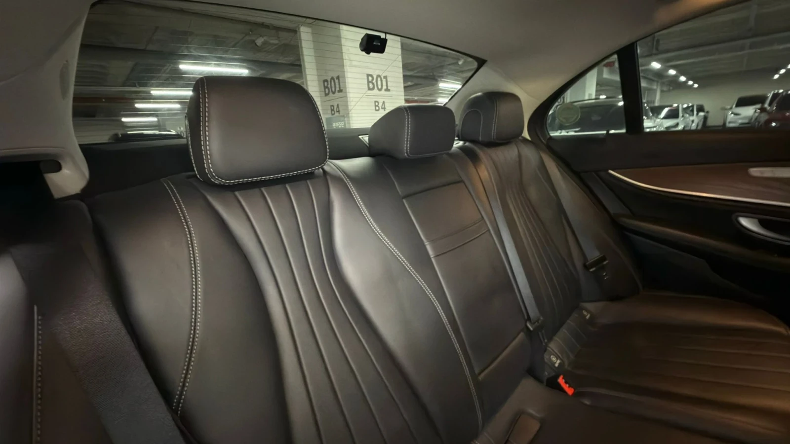 Mercedes-Benz E 300 4MATIC Exclusive Очакваме внос , снимка 13 - Автомобили и джипове - 54001739