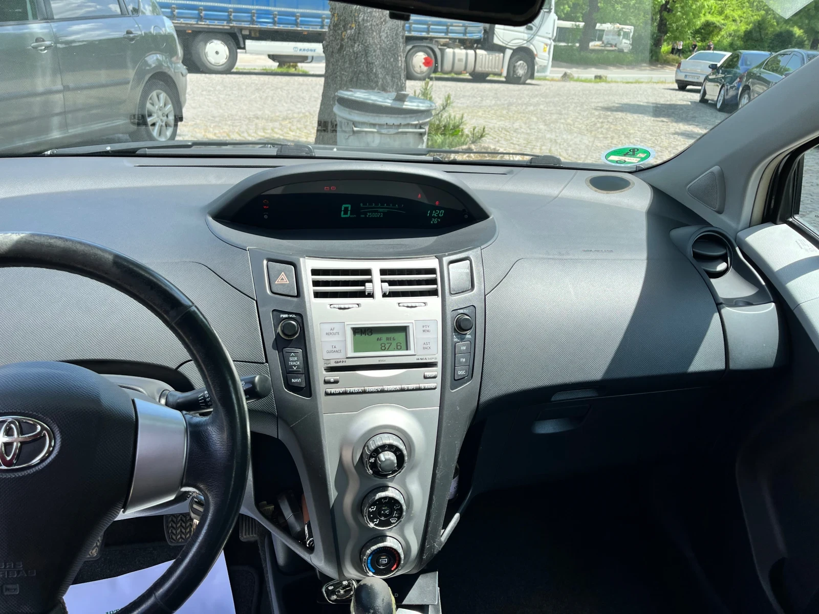 Toyota Yaris 1.3 87 kc, снимка 9 - Автомобили и джипове - 54503640