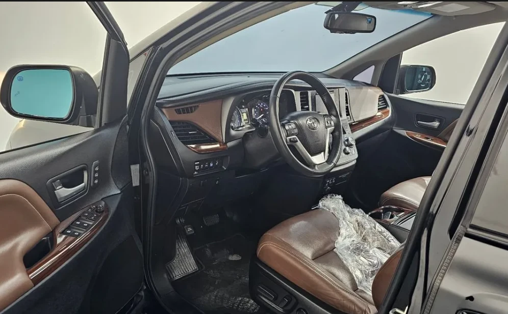 Toyota Sienna Facelift 3.5 бензин! Става на газ! Кафява кожа!, снимка 4 - Автомобили и джипове - 54802238