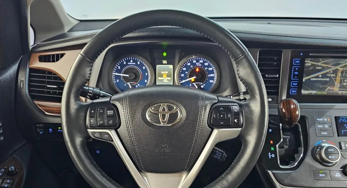 Toyota Sienna Facelift 3.5 бензин! Става на газ! Кафява кожа!, снимка 3 - Автомобили и джипове - 54802238