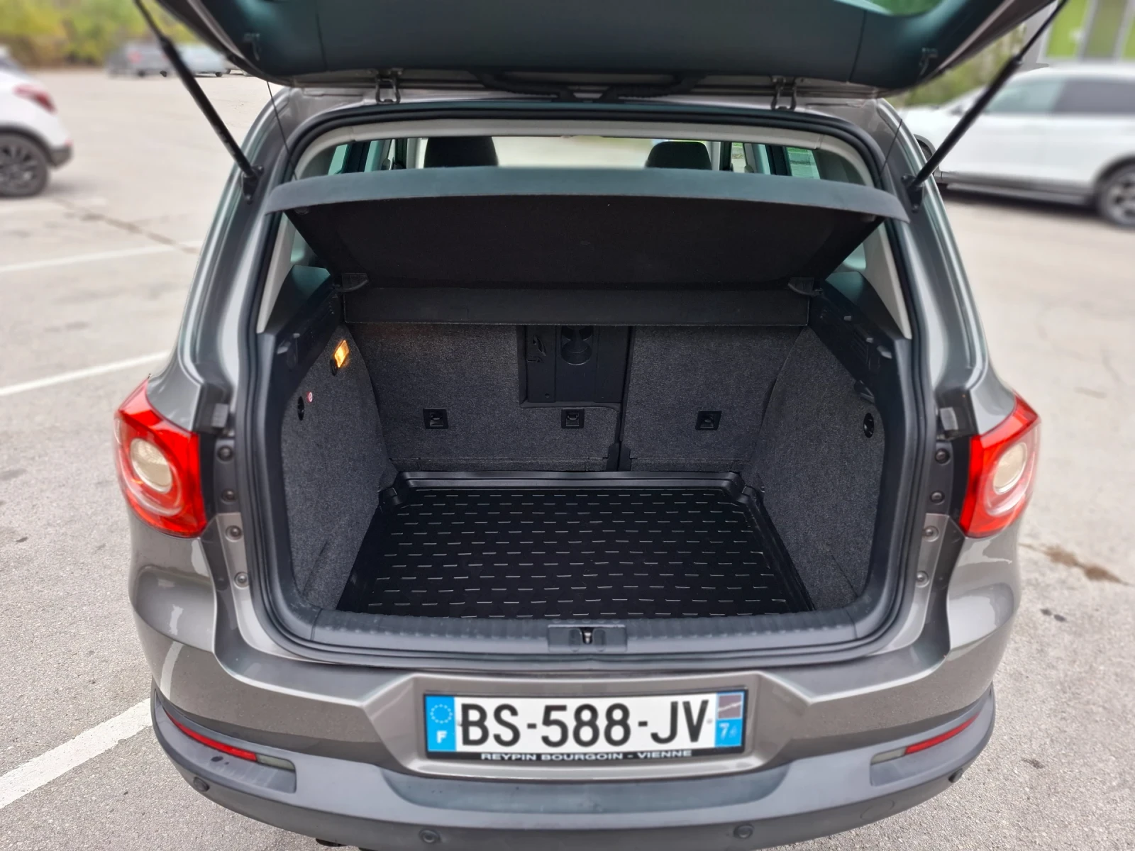 VW Tiguan 2.0TDI 4X4 * КЛИМАТРОНИК * ПАНОРАМА * НАВИ *  - изображение 8