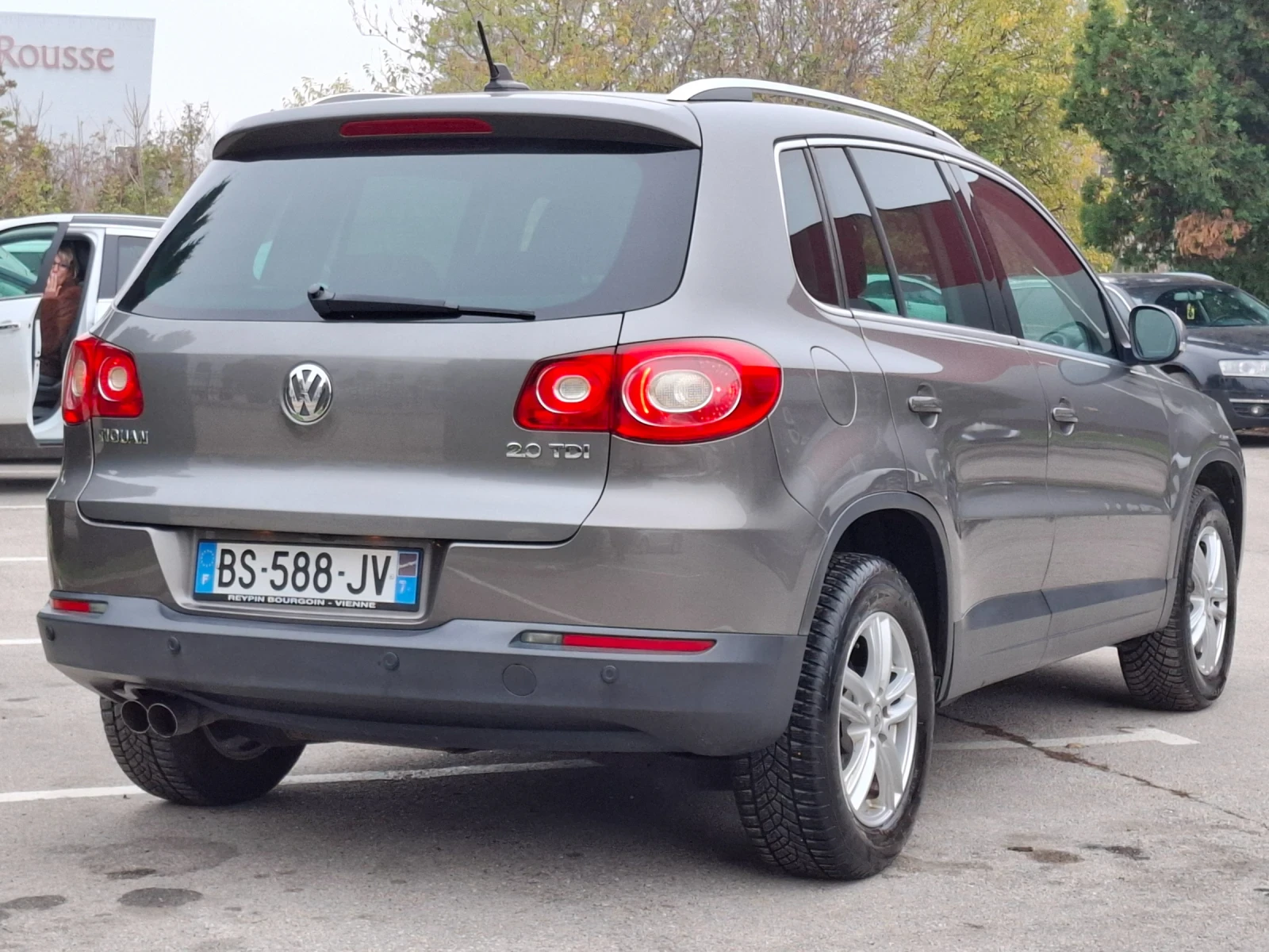 VW Tiguan 2.0TDI 4X4 * КЛИМАТРОНИК * ПАНОРАМА * НАВИ *  - изображение 3