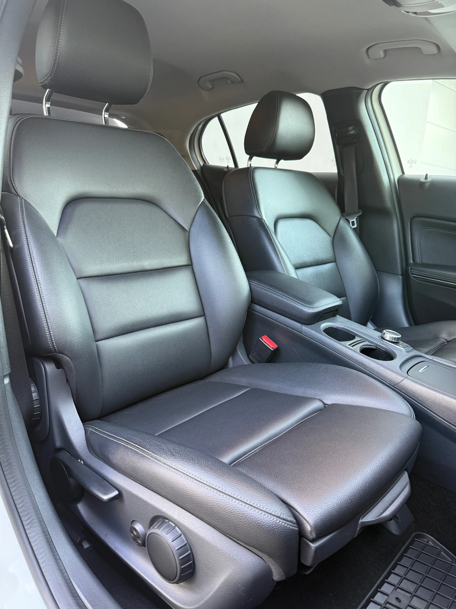Mercedes-Benz GLA 200 * Обслужен * Камера * Bi-XENON * , снимка 11 - Автомобили и джипове - 54598522