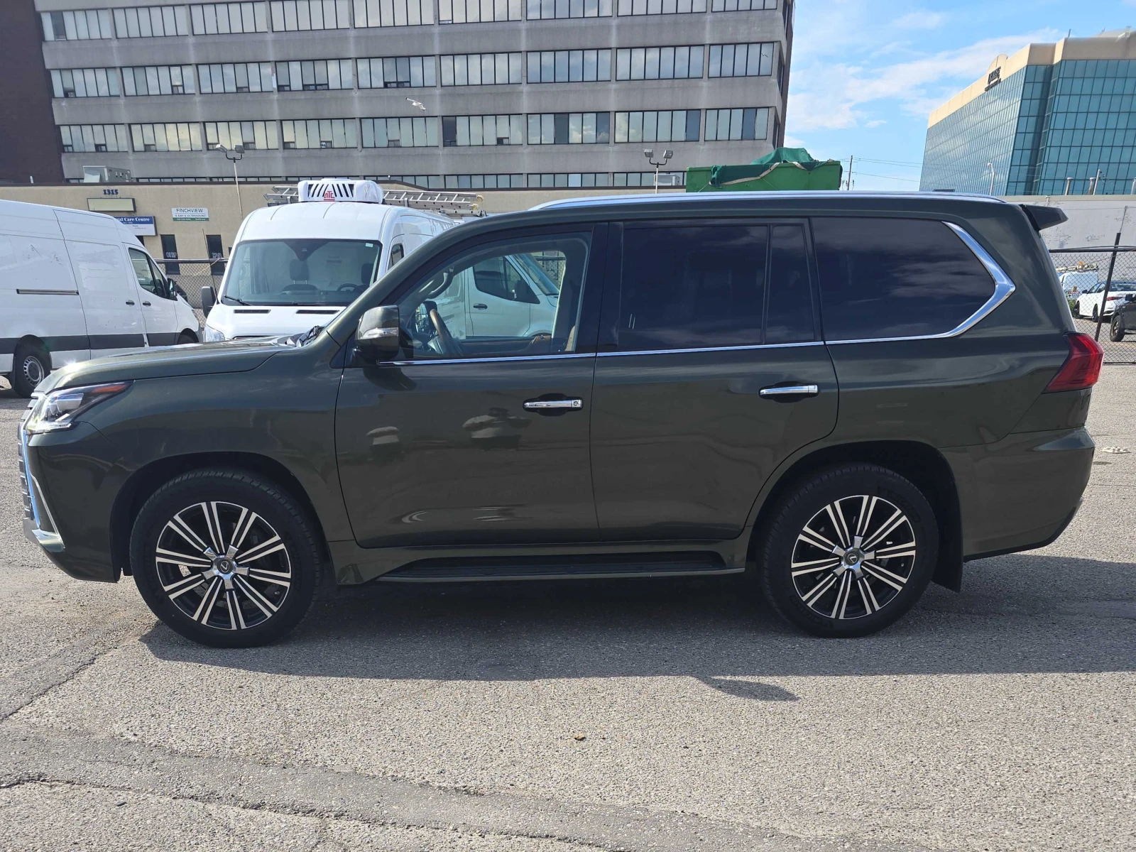 Lexus LX 570 5.7L V8; Head UP; Pano; 360Cam, снимка 4 - Автомобили и джипове - 54945737