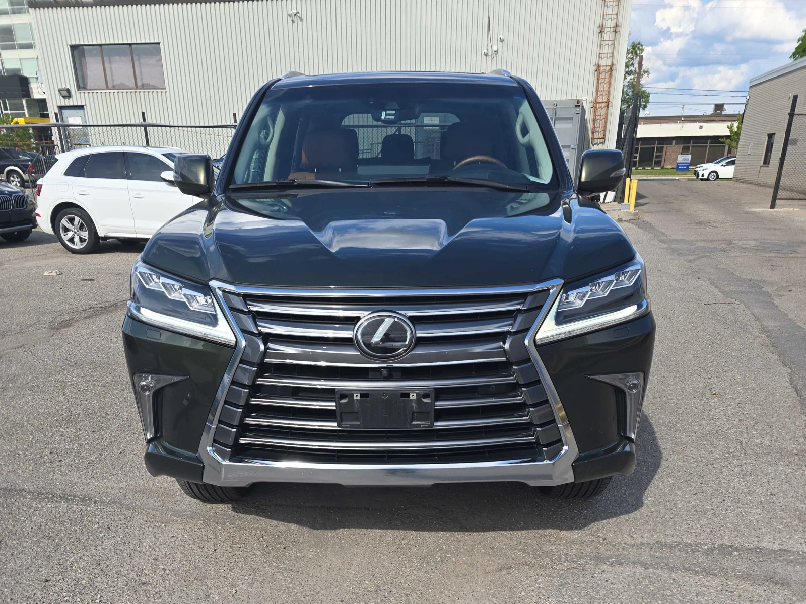 Lexus LX 570 5.7L V8; Head UP; Pano; 360Cam, снимка 2 - Автомобили и джипове - 54945737