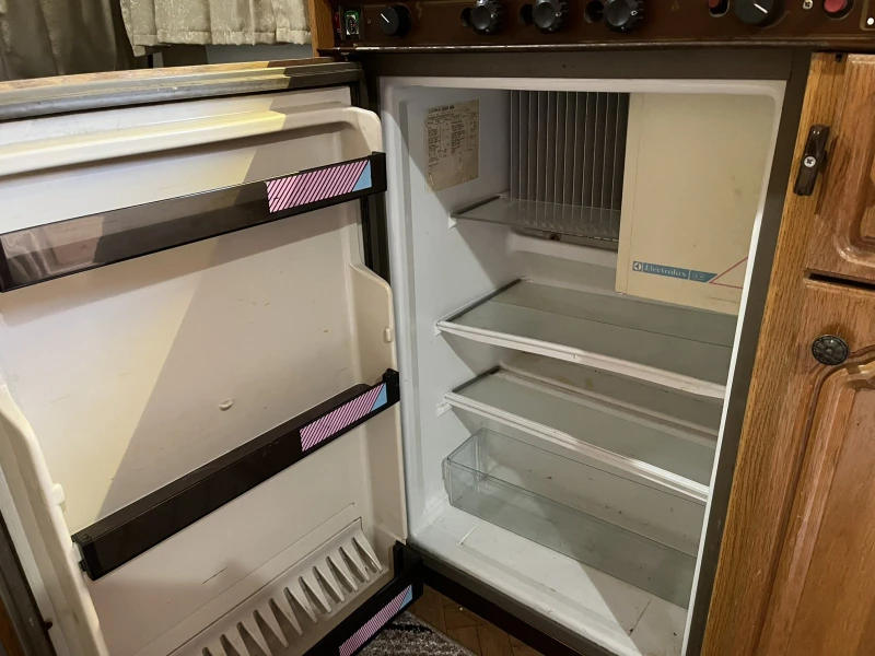 Каравана Hobby 10D, снимка 11 - Каравани и кемпери - 53563293