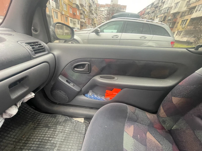 Renault Clio 1.4, снимка 7 - Автомобили и джипове - 48220577